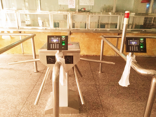 東莞澤榮箱包有限公司——人行通道閘系統安裝 東莞澤榮箱包有限公司——人行通道閘系統安裝